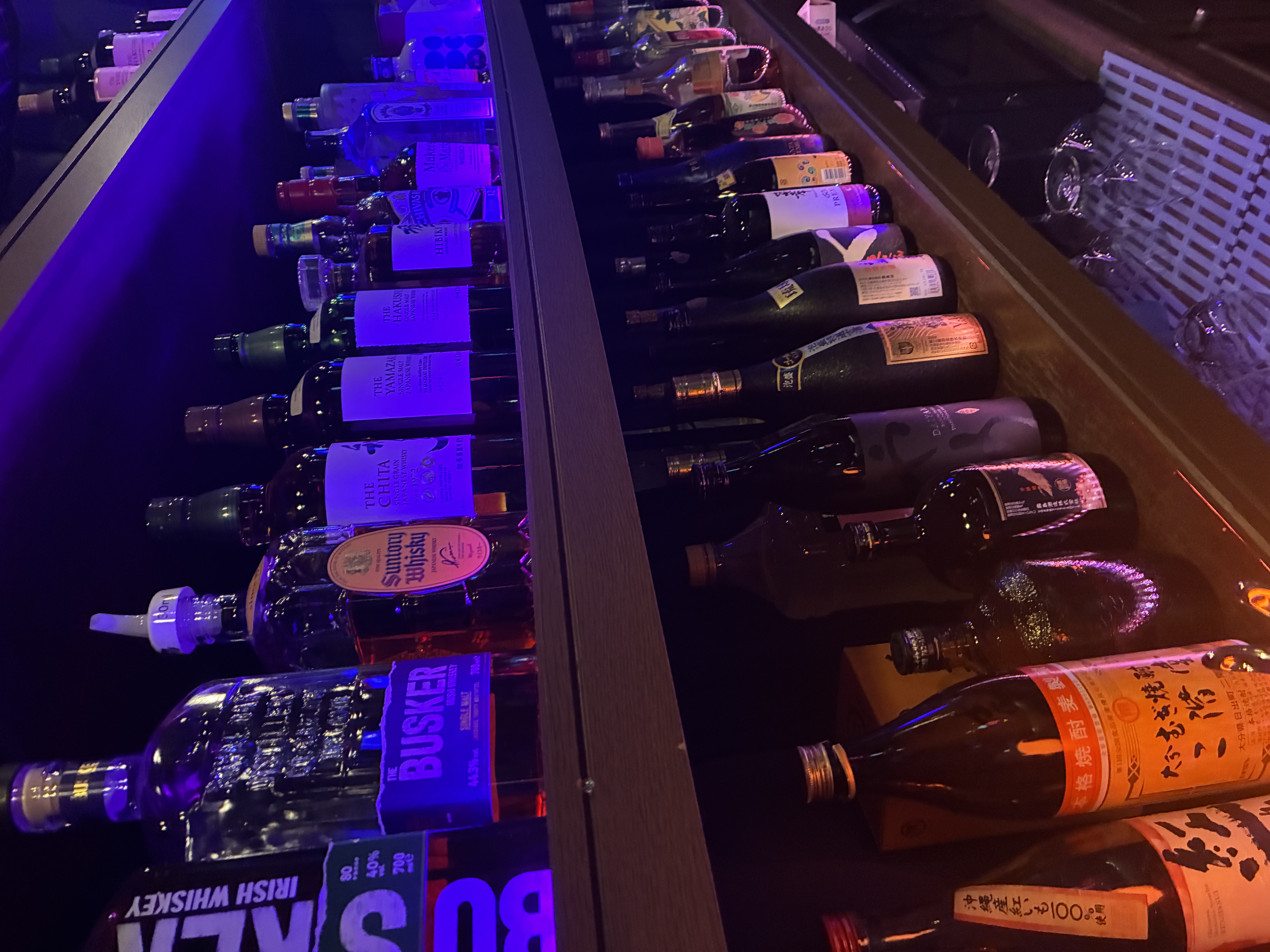 ウイスキーや焼酎などを揃えたSANGOのドリンク棚