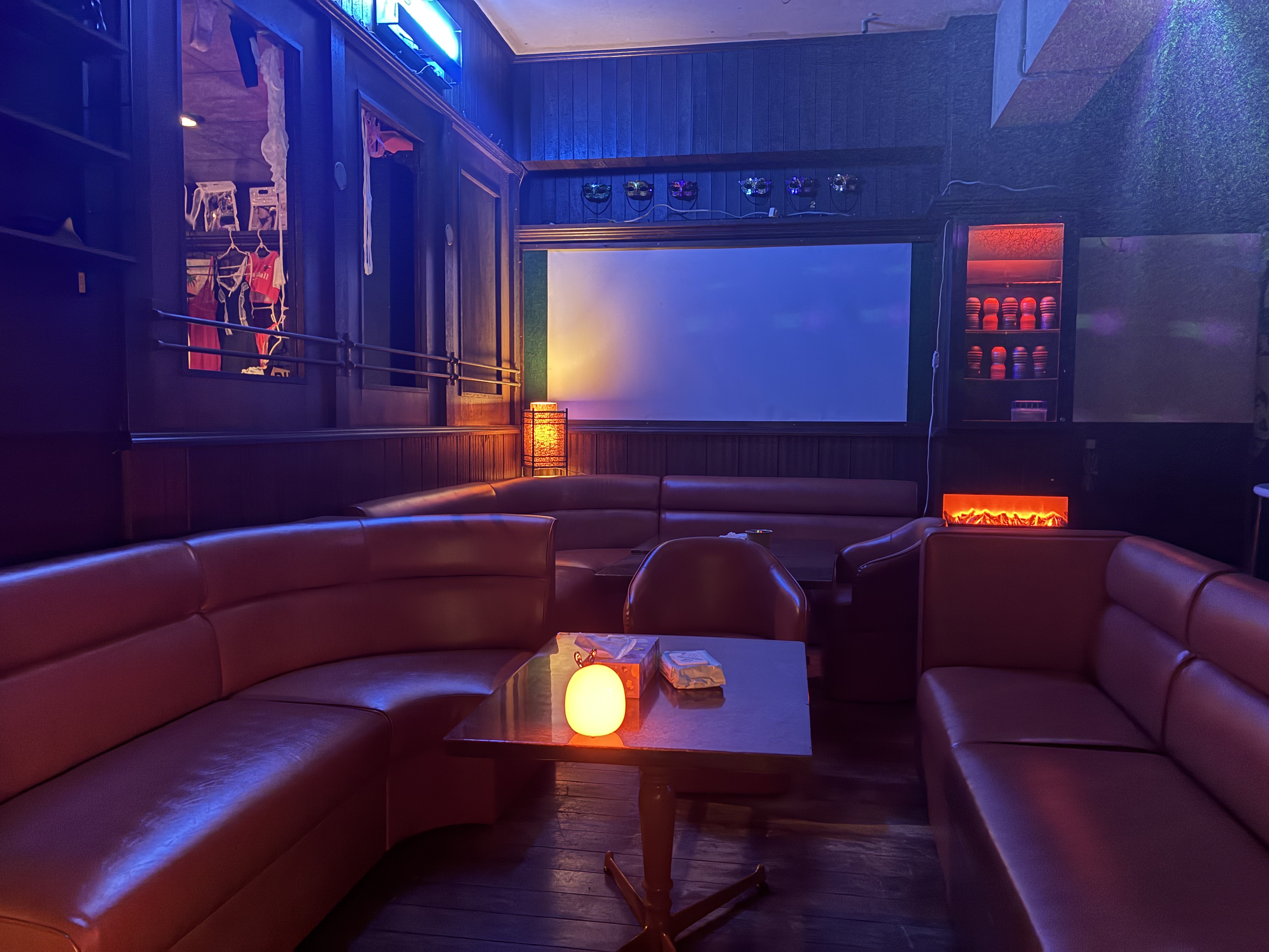 沖縄・那覇のハプニングバーSANGOの広々としたソファ席